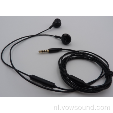 Bedrade oordopjes in oortelefoons met microfoon